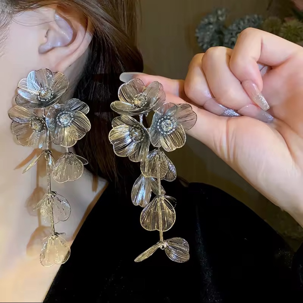 Kate Middleton cascading floral Silver earrings Zara - Picture 8 of 9